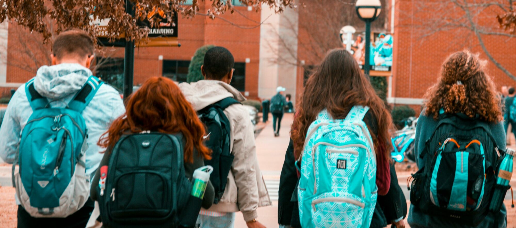 Adolescenti con zaini camminano verso la scuola
