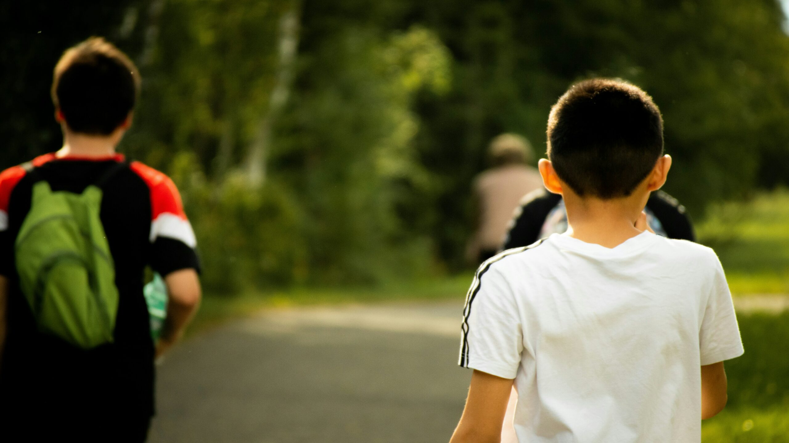 Bambini e ragazzi camminano all’aperto